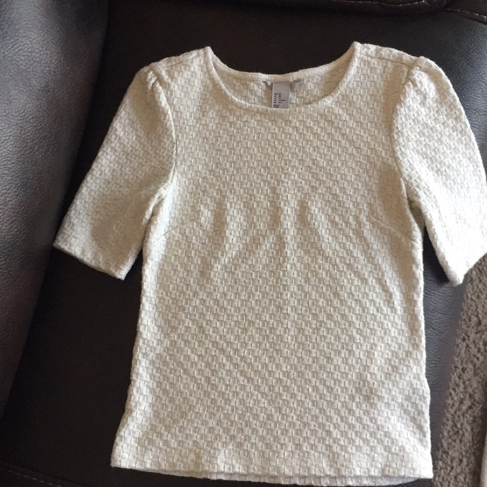 Cute white top!